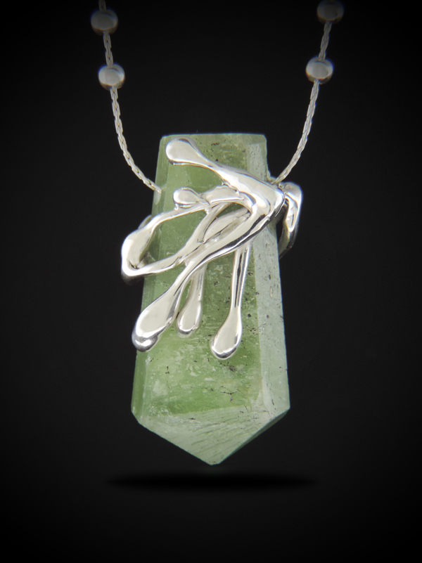 Silver Peridot Raw Crystal Necklace - Sustainable minimal jewellery | OMCH  – Oh My Clumsy Heart